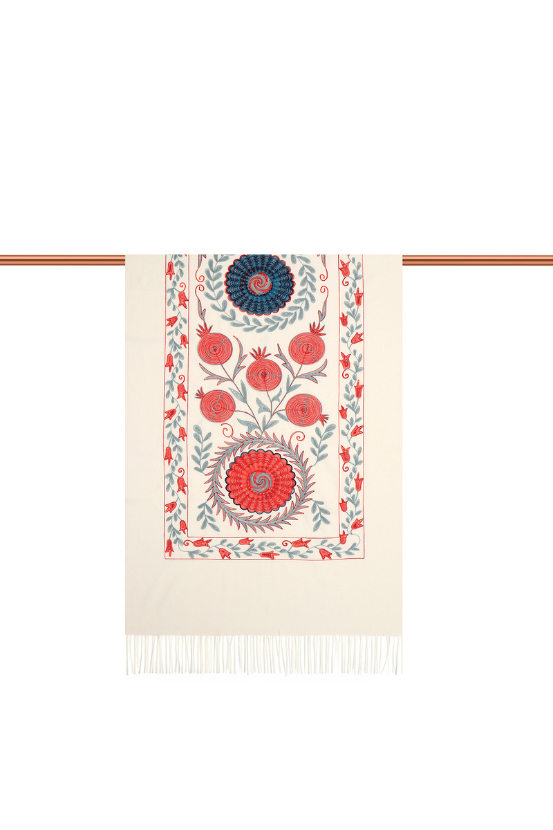 شال شتوي مطرز باللون الكريمي - 2