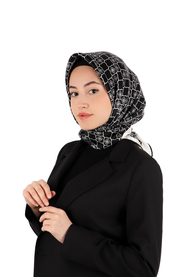 وشاح حريري أسود اللون 