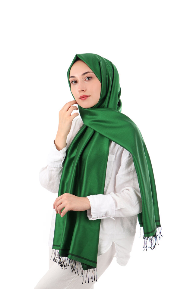 شال بينيتون الحريري الأسود ذو الوجهين 