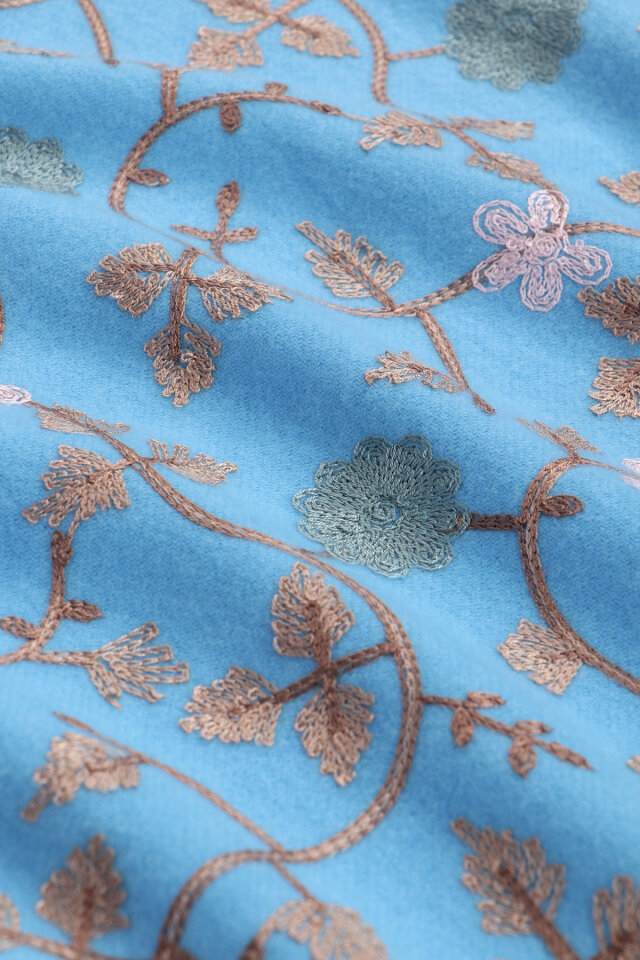 شال شتوي مطرز باللون الأزرق - 4