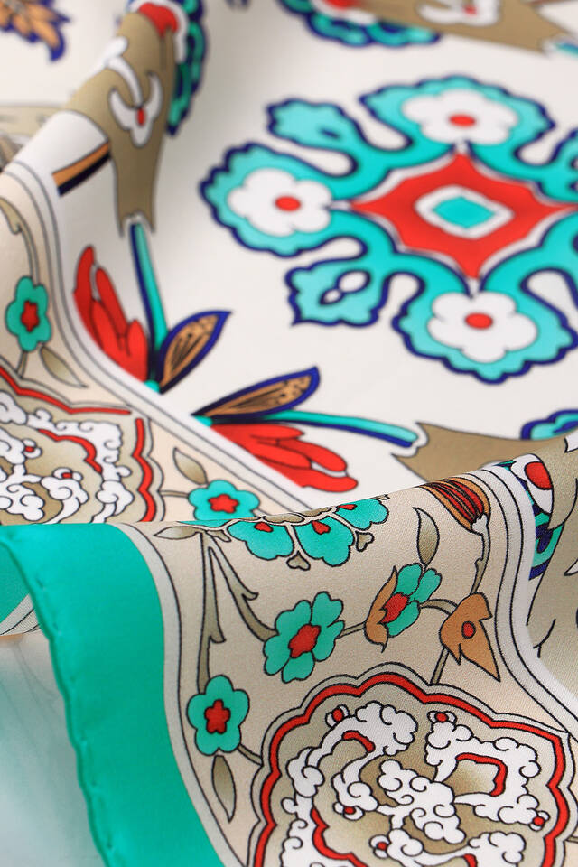 وشاح مربع من الحرير بنمط أفسس باللون الأخضر المائي - 3