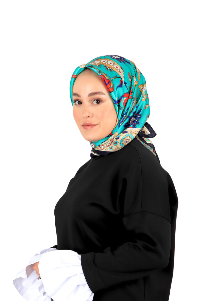 وشاح مربع من الحرير بنمط Efes باللون الأزرق الداكن 