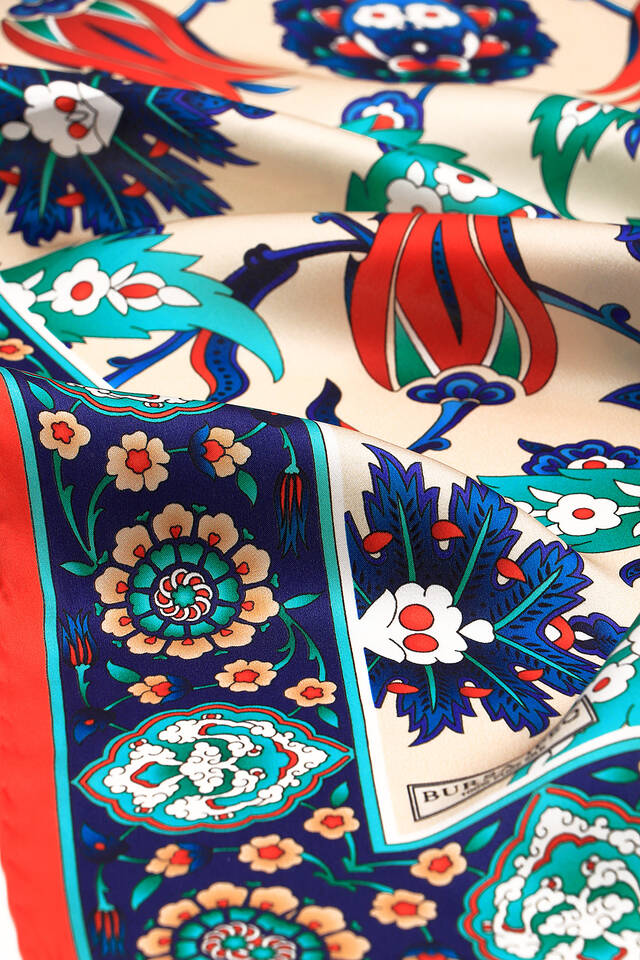 وشاح مربع من الحرير بنمط ساكس أفسس باللون الأحمر - 3