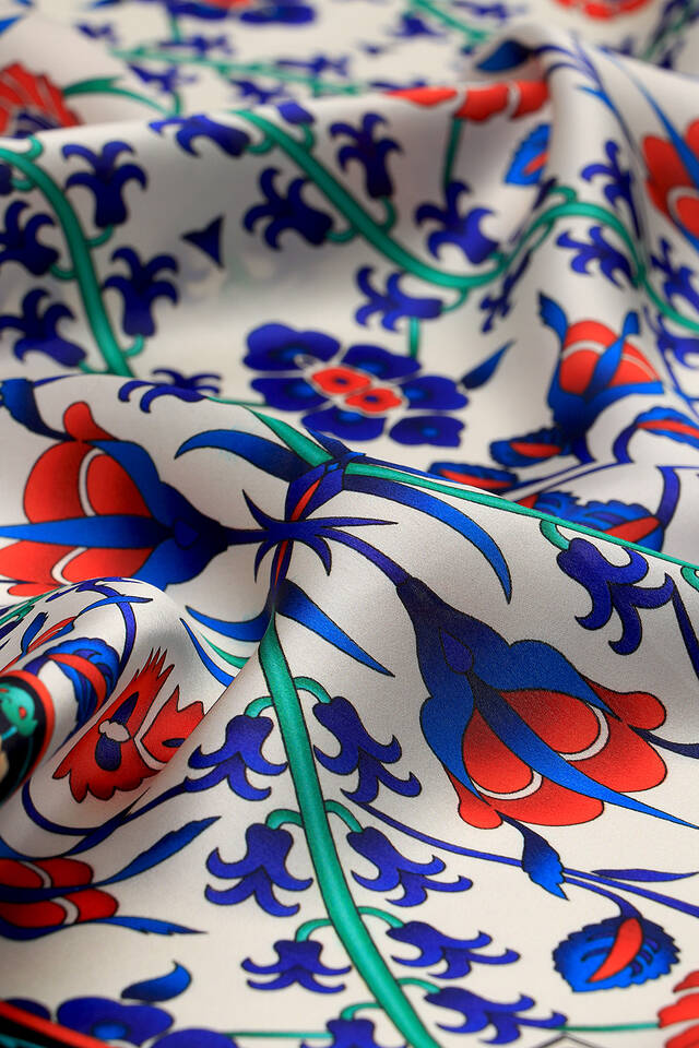 وشاح مربع من الحرير بنمط السلاجقة باللون الأزرق الداكن من ساكس - 3