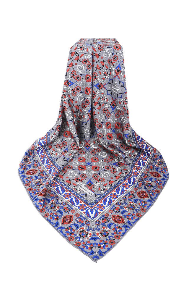 وشاح مربع حرير منقوش تركي رمادي - 3