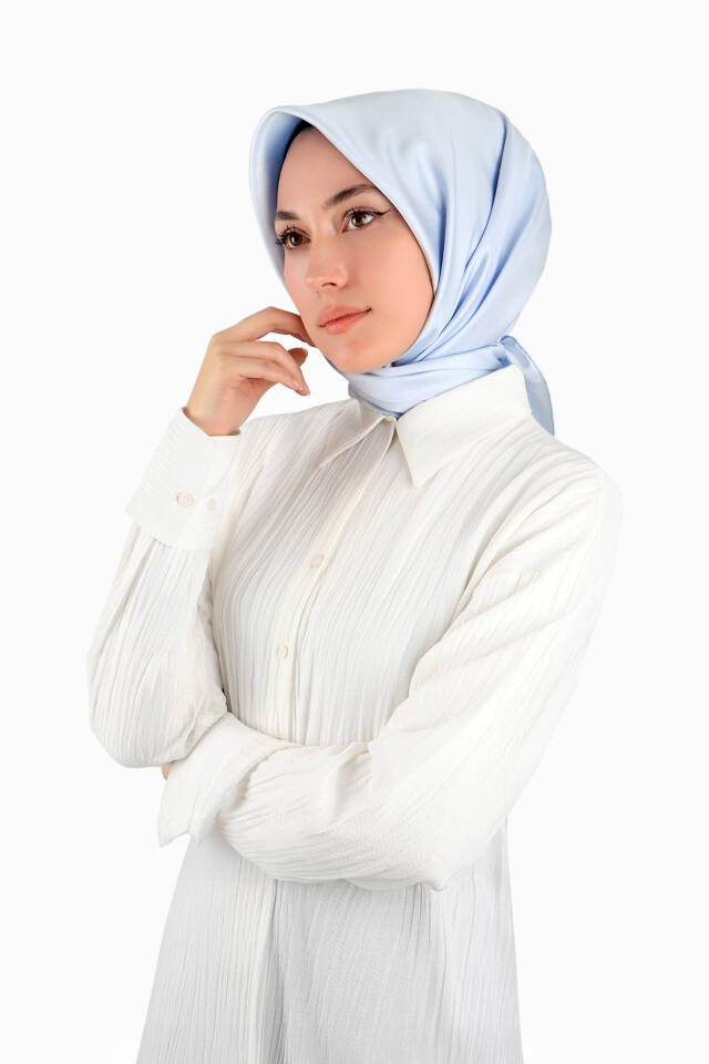 وشاح مربع من الحرير بلون أزرق فاتح خالص - 2