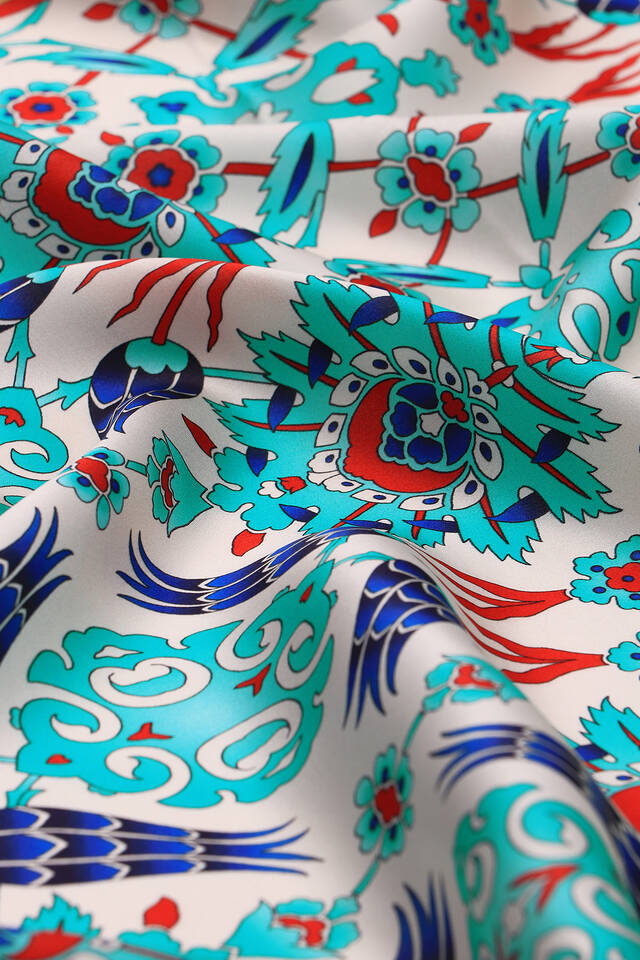 وشاح مربع من الحرير بنمط الخزامى باللون الأحمر والأخضر - 3