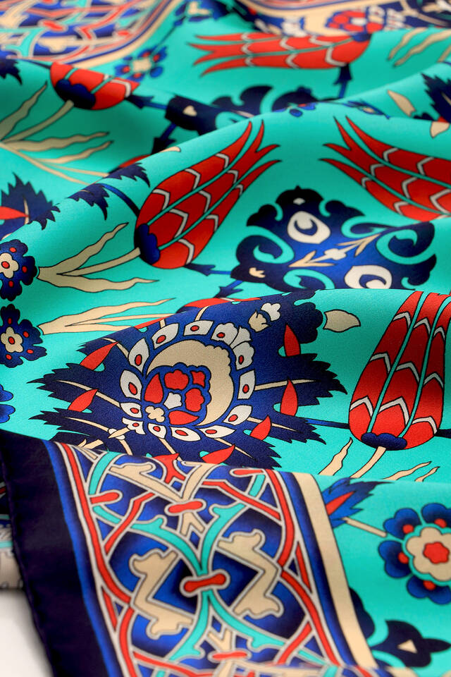 وشاح مربع من الحرير بنمط التوليب باللون الأزرق الداكن والأخضر - 3