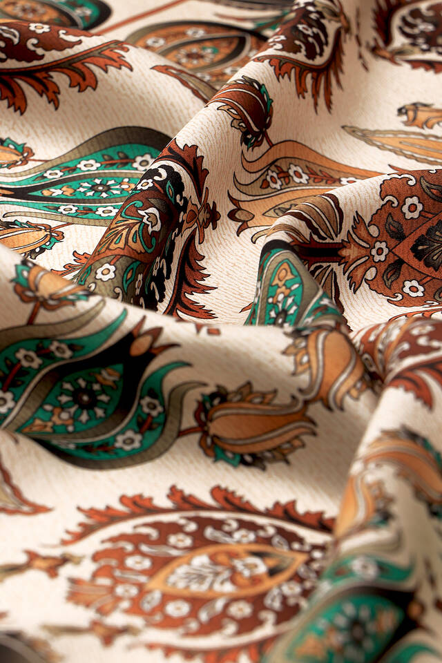 وشاح مربع من الحرير بنمط الخردل إزنيق - 3