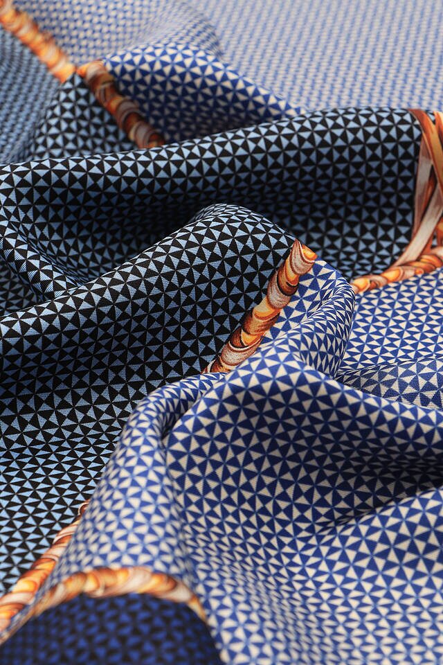 وشاح مربع من نسيج التويل الحريري باللون الأزرق الداكن - 3