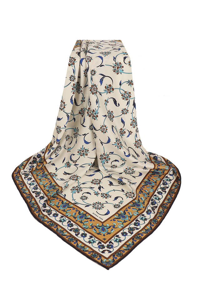 وشاح مربع حريري بنمط الزهرة البرية الذهبية - 3