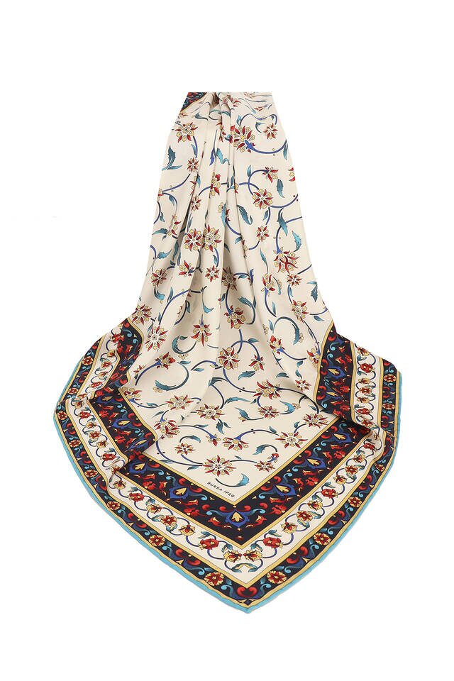 وشاح مربع حريري بنمط الزهرة البرية الصفراء - 3