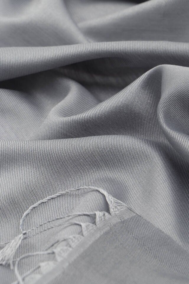 وشاح من الحرير المدخن باللون الفضي - 4