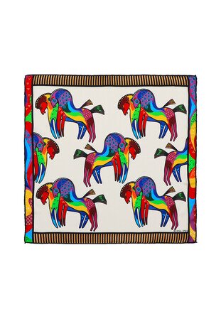 مربع حريري منقوش باللون الأسود الذهبي 