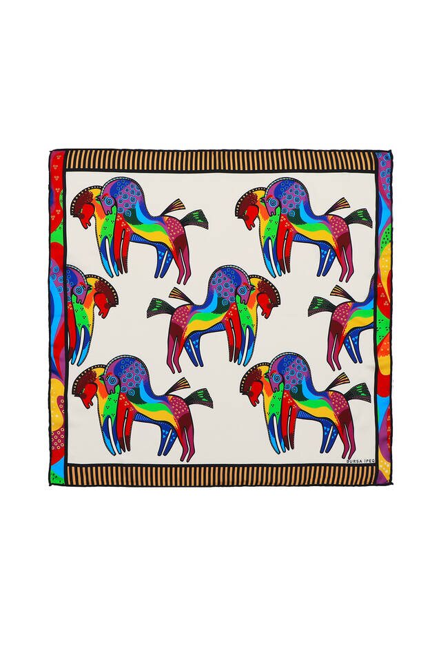 مربع حريري منقوش باللون الأسود الذهبي - 1