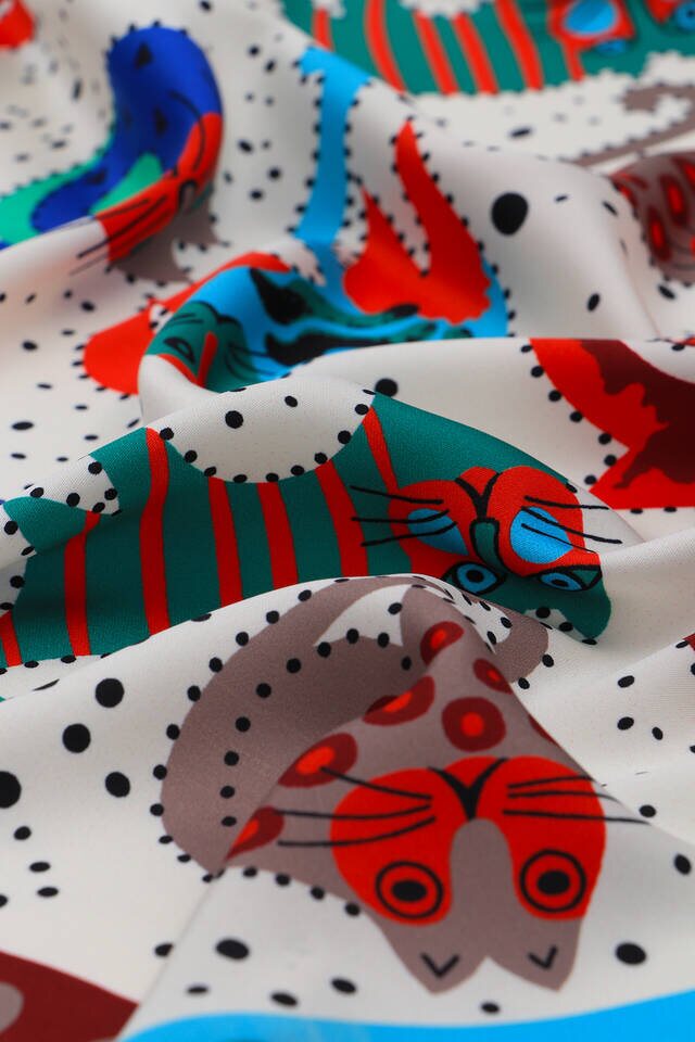 جيب حريري أخضر كلاريت منقوش باللون الأحمر - 3