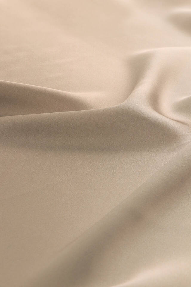 وشاح مربع حرير سورا متدرج من الحجر الداكن - 4