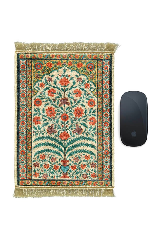 سجادة صغيرة مزخرفة باللون الذهبي 