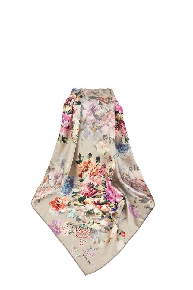 وشاح مربع حريري بنمط رباعي الزوايا رمادي فاتح - 3