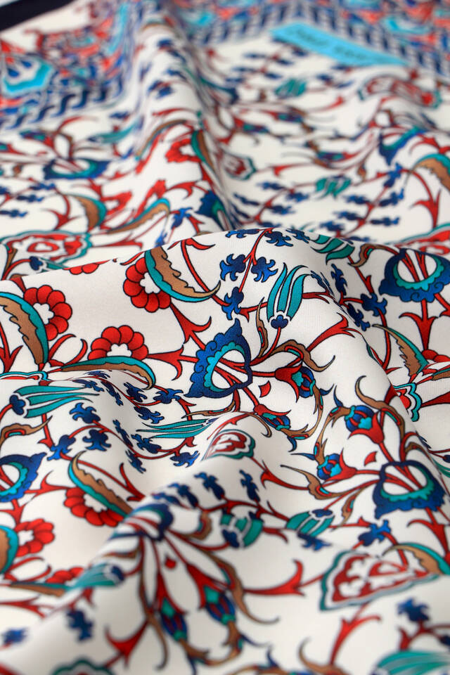 مربع جيب حريري بنمط توليب باللون الأزرق الداكن - 3