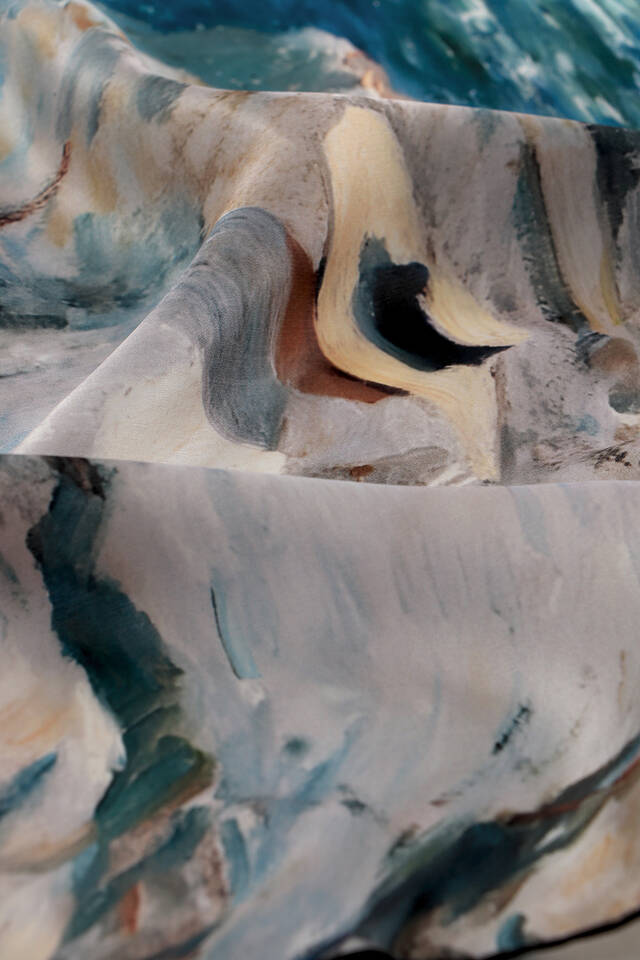 امرأة ترتدي قبعة رمادية ومربع جيب حريري بنمط القبعة - 3