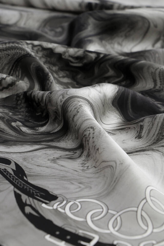 وشاح مربع من الحرير بنمط الحزام الرمادي - 3