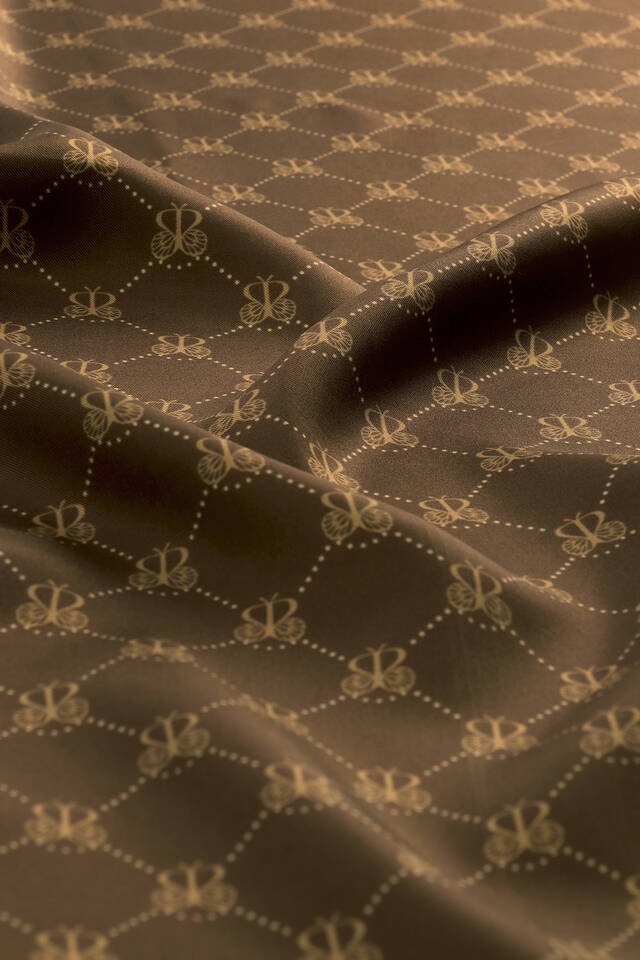 وشاح مربع من الحرير من نسيج قطني طويل باللون البني على شكل فراشة - 3