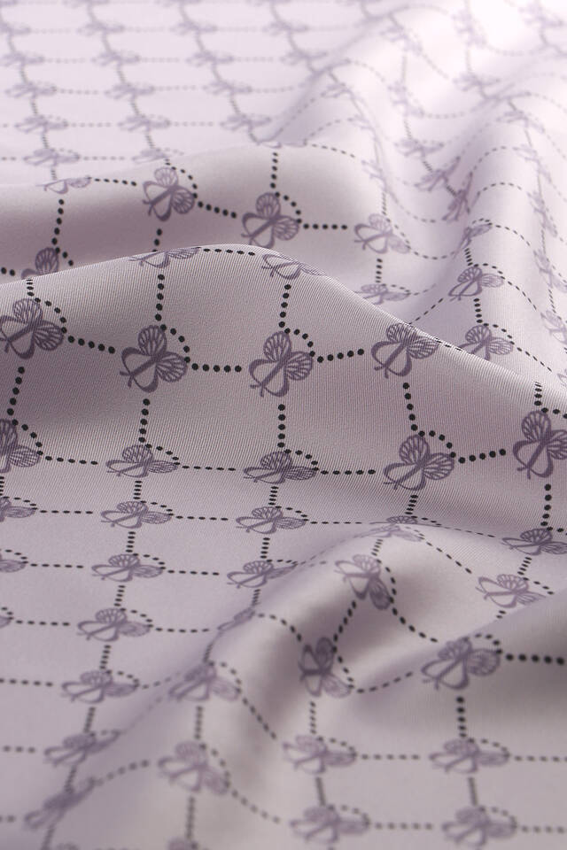 وشاح مربع من الحرير من نسيج قطني طويل بلون أرجواني على شكل فراشة - 3