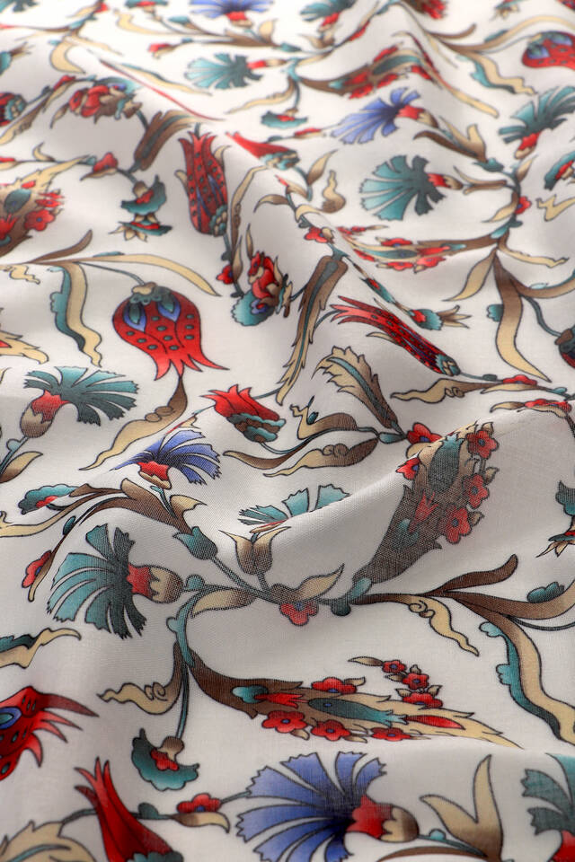 وشاح مربع ناعم بنمط زهرة التوليب باللون الأسود - 3