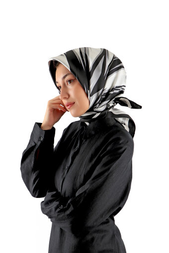 وشاح مربع من الحرير بنمط نيلسو باللون الأسود 