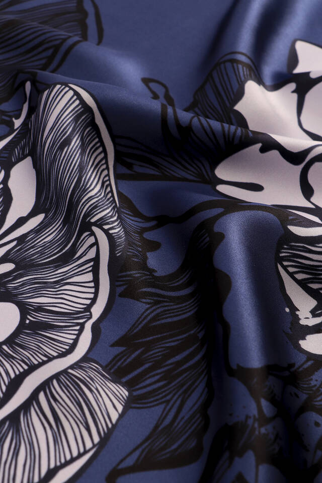 وشاح مربع من الحرير بنقشة بيجونيا باللون الأزرق الداكن - 3