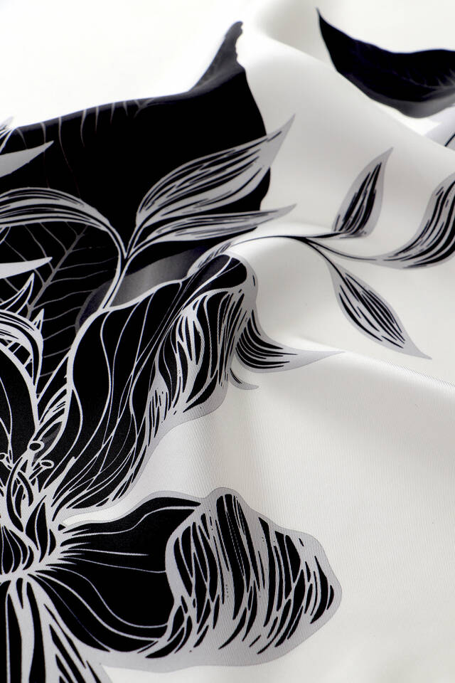 وشاح مربع من الحرير بنمط Çağla باللون البيج الفاتح - 3