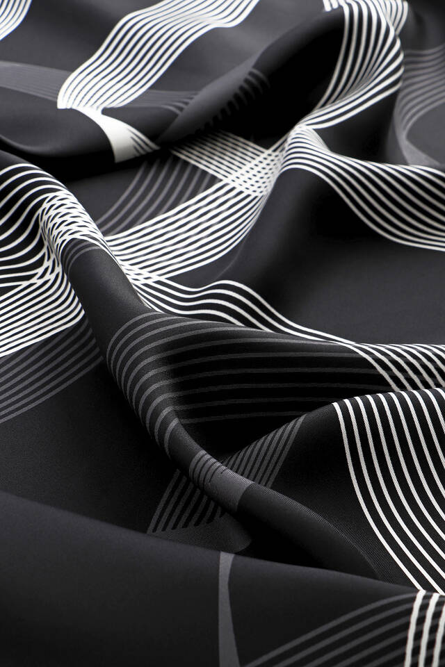 وشاح حرير مائل بنمط دائري أسود - 4