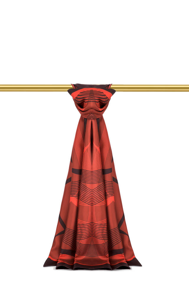 وشاح حرير مائل بنمط دائري باللون العنابي 