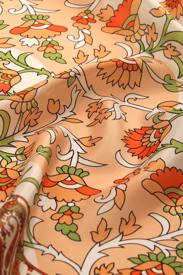 وشاح مربع من الحرير الفوال بنمط شال بني - 3