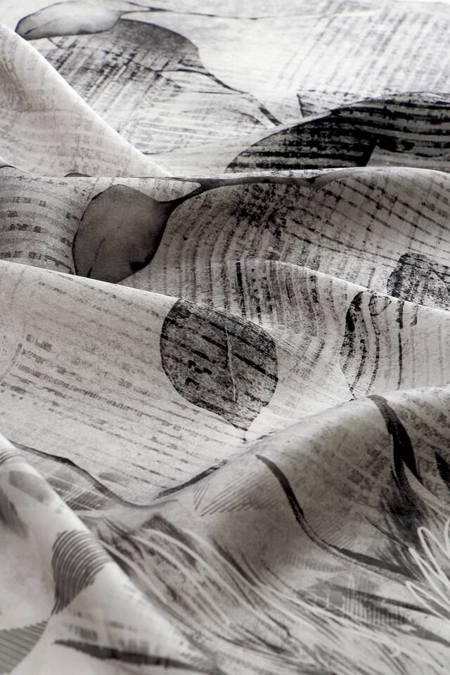 وشاح مربع من الحرير بنمط نباتي رمادي اللون - 2