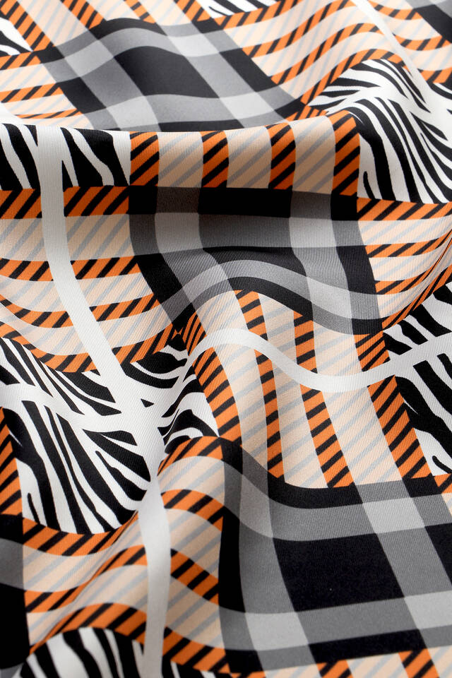 وشاح مربع من الحرير المائل بنمط بلاط بيج - 2