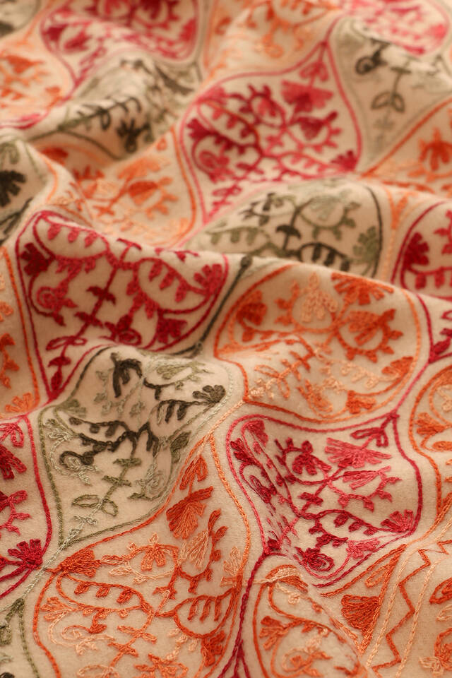 شال شتوي مطرز باللون البيج - 4