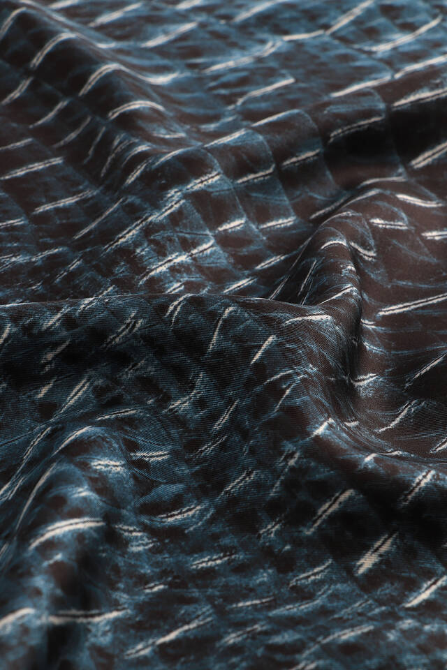 وشاح مربع من الحرير بنمط ديرين باللون الأزرق - 2