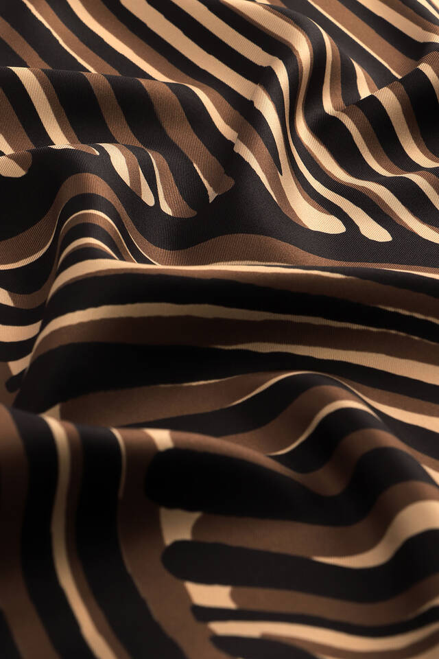 وشاح مربع من الحرير المائل بنمط الوهم البني - 2