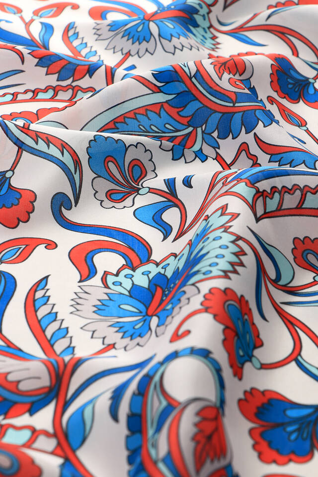 وشاح مربع من الحرير الفوال بنقشة زهور رمادية - 4