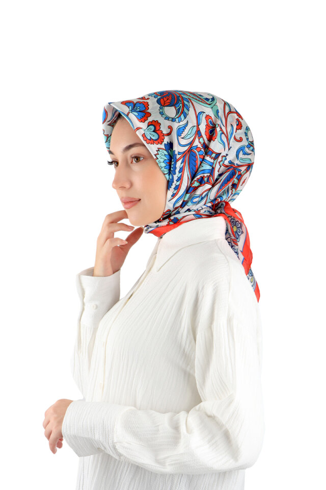 وشاح مربع من الحرير بنقشة زهور حمراء 