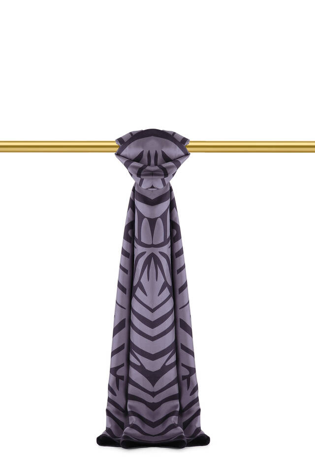 وشاح حريري منقوش باللون الأزرق الداكن 