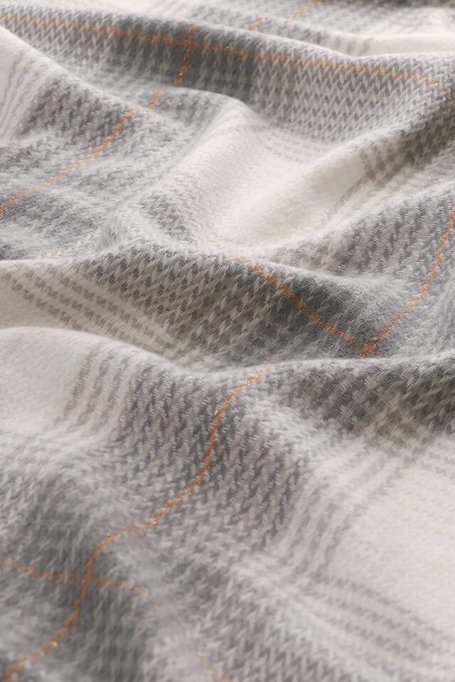 شال شتوي منقوش باللون الرمادي الفاتح - 4
