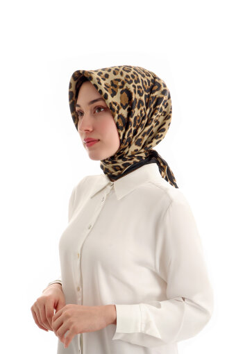 وشاح حريري بني بنقشة جلد النمر 