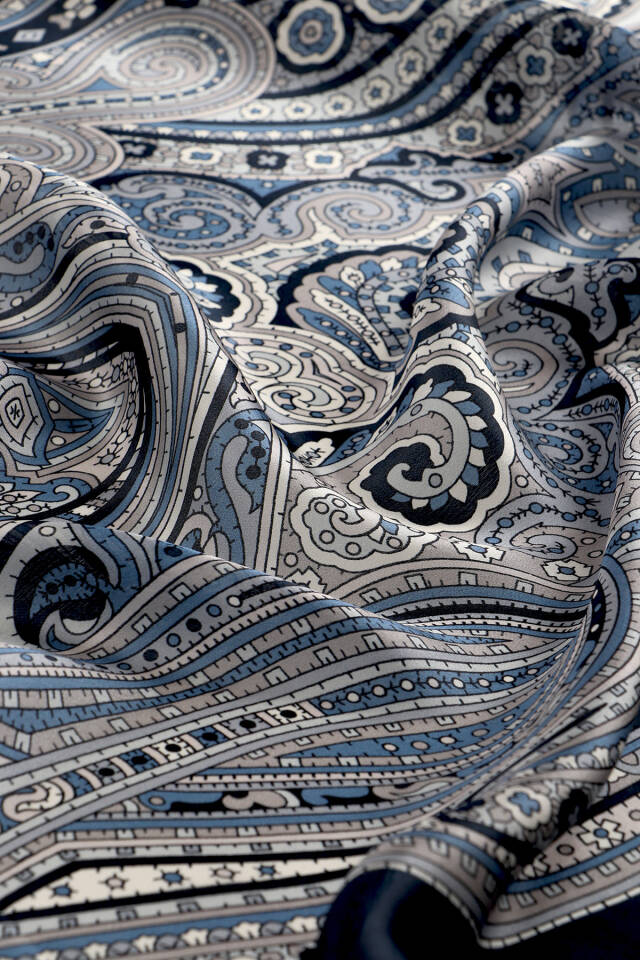 شال حرير سورا بنقشة مراكش باللون الأزرق الداكن - 4