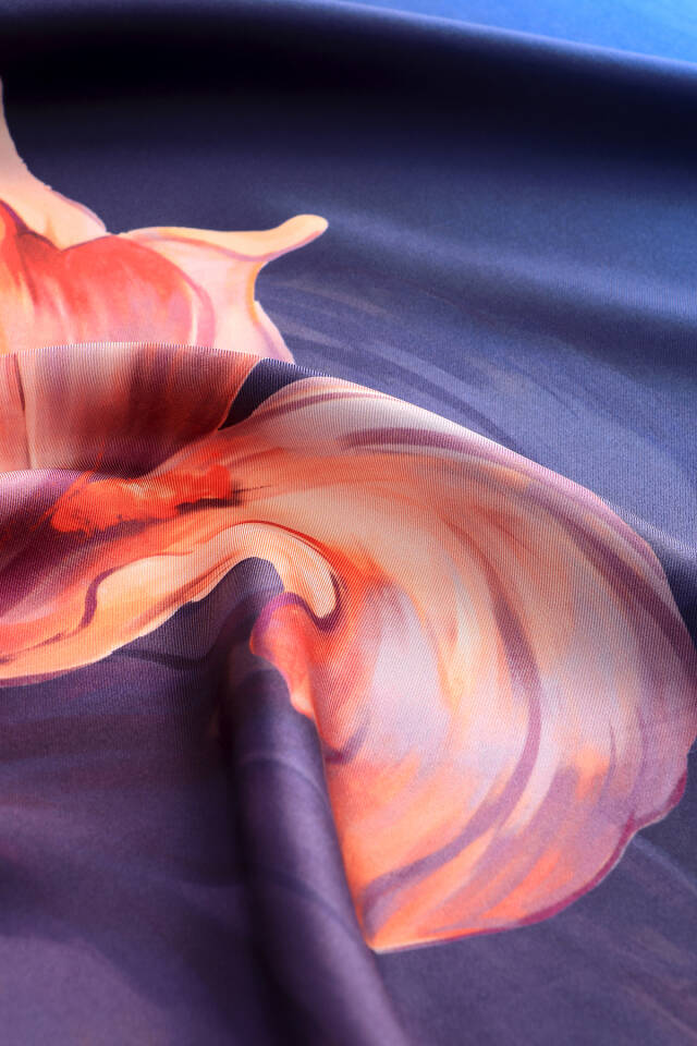 وشاح حريري مائل بنقشة زهرة السوسن باللون الأزرق الداكن - 3