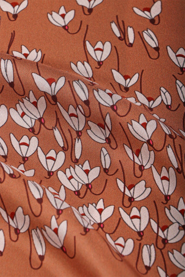 شال حرير مائل بنقشة زهرة الثلج البنية - 5