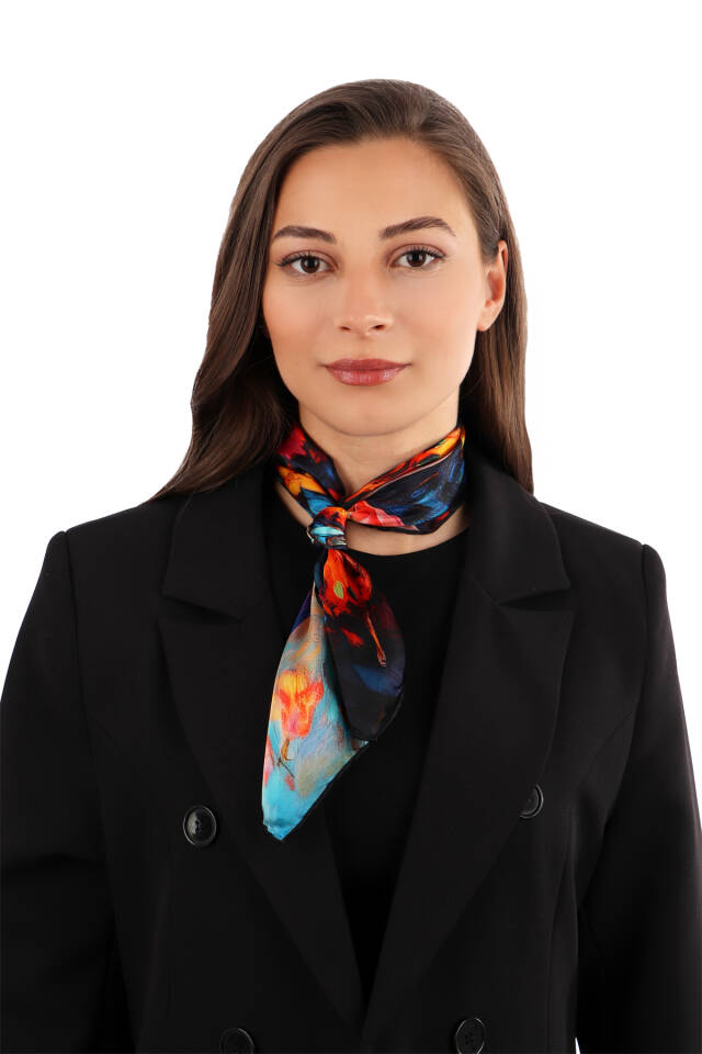 منديل حريري بنقشة فراشة فيروزية - 2