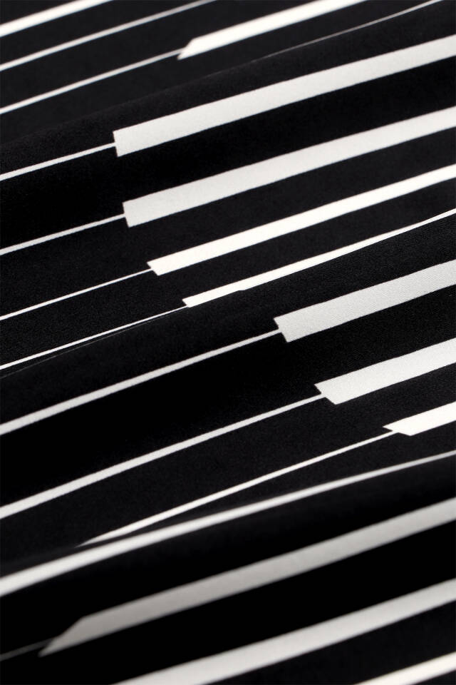 وشاح حريري سورا بنقشة ديلا السوداء - 3